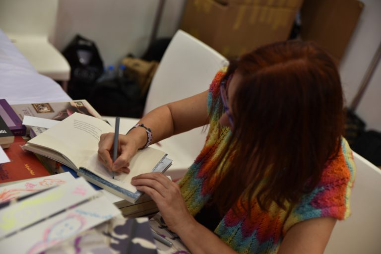 Aynur Uluç'un rengini kendi kuran imzaları